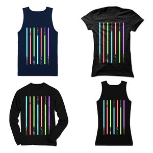 Puede incluir: Cuatro estilos diferentes de camisas con una l&iacute;nea de sables de luz de colores. Las camisas est&aacute;n disponibles en negro, azul marino y blanco.