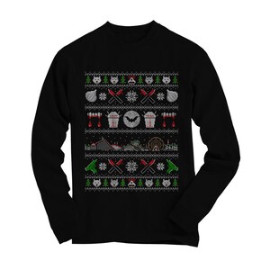 Puede incluir: Su&eacute;ter negro de manga larga con un dise&ntilde;o navide&ntilde;o que incluye un murci&eacute;lago, gotas de sangre, cuchillos y una monta&ntilde;a rusa. El dise&ntilde;o est&aacute; en estilo pixelado.