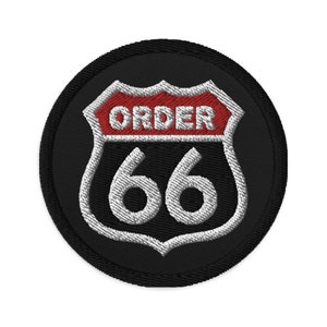Könnte beinhalten: Ein gestickter Patch in Schwarz und Weiß mit einem roten und weißen Route 66 Schild. Das Schild zeigt "ORDER" in roten Buchstaben und "66" in weißen Buchstaben.