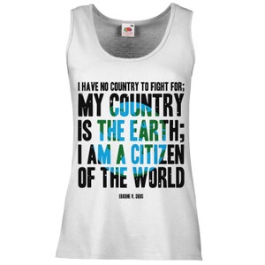 Puede incluir: Camiseta blanca de tirantes con un gr&aacute;fico negro y azul que dice "No tengo ning&uacute;n pa&iacute;s por el que luchar; Mi pa&iacute;s es la tierra; Soy un ciudadano del mundo" con la cita atribuida a Eugene V. Debs.