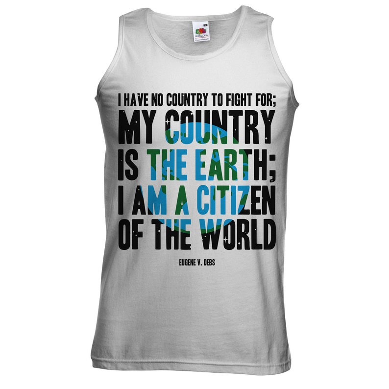 Puede incluir: Camiseta sin mangas blanca con un estampado gr&aacute;fico negro que dice "No tengo ning&uacute;n pa&iacute;s por el que luchar; Mi pa&iacute;s es la tierra; Soy un ciudadano del mundo" con un gr&aacute;fico de globo terr&aacute;queo azul y verde y el texto "Eugene V. Debs" en la parte inferior.