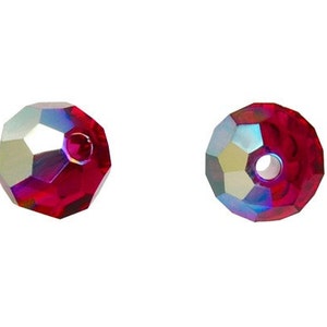 Peut inclure: Deux perles de verre facettées rouge irisées avec un trou au centre.