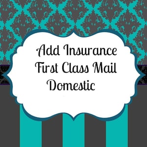 Può includere: Un'etichetta bianca con un bordo blu e il testo "Add Insurance First Class Mail Domestic" su uno sfondo a strisce turchese e grigio.