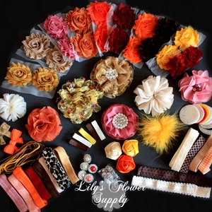 Puede incluir: Surtido de flores de tela en varios colores y estilos, incluyendo arpillera, satén y gasa.  También se incluyen varias cintas, adornos y adornos.  El texto "Lily's Flower Supply" es visible en la imagen.