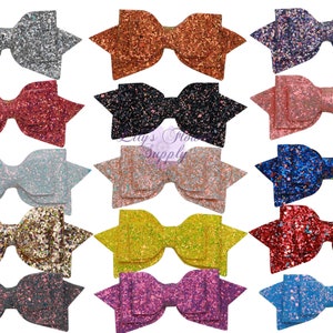Op de afbeelding: Twaalf glitter haarbandjes in verschillende kleuren, waaronder zilver, koper, zwart, roze, blauw, teal, goud, rood, grijs, geel, magenta en lichtblauw. Elk bandje heeft een puntige vorm en is gemaakt van glitterstof.