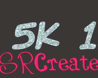 Könnte beinhalten: Silberner Glitzertext 5K und 10K mit der Website "SRCreates.com" in rosa darunter.