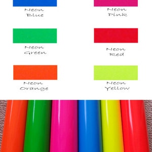 Puede incluir: Seis tubos fluorescentes de colores diferentes, de izquierda a derecha: naranja, verde, rosa, azul, amarillo, rojo. Los tubos est&aacute;n dispuestos en una fila y todos son del mismo tama&ntilde;o. Los colores son brillantes y vibrantes. El texto "Fluorescent Colors" est&aacute; en la parte superior de la imagen. Debajo de cada tubo est&aacute; el nombre del color: Neon Orange, Neon Green, Neon Pink, Neon Blue, Neon Yellow, Neon Red.