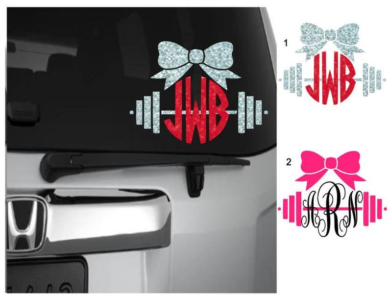 Op de afbeelding: Een zilveren glitter strik met een rode monogram "JWB" in een cirkel, met een zilveren halterstang aan beide kanten. Het ontwerp is op een witte achtergrond.