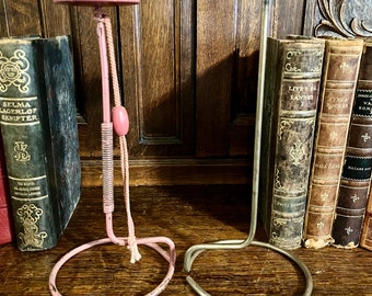 Vintage paar hoedenstandaards roze en blauw houten metalen winkeldisplays