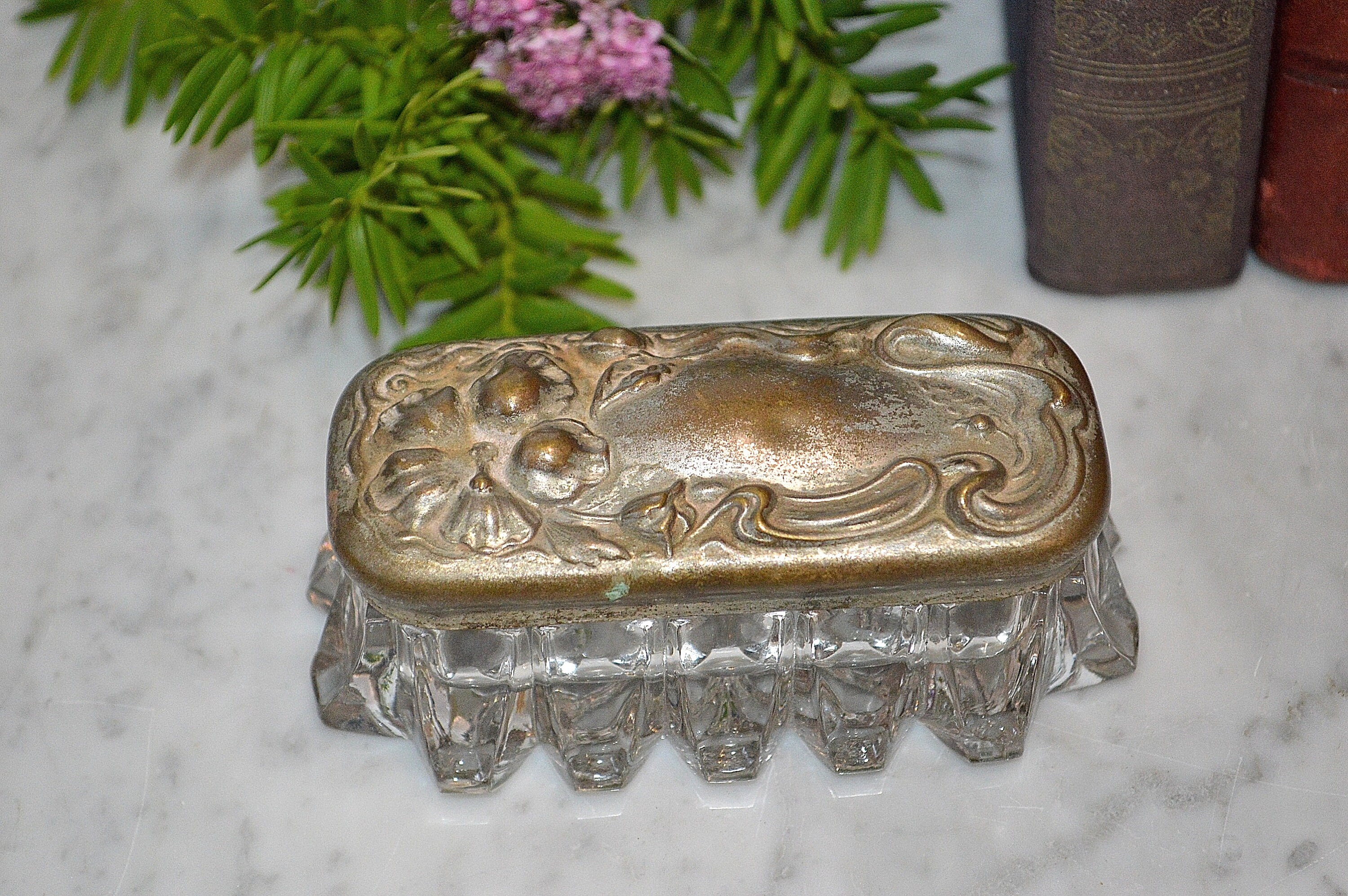 Ancienne Boîte à Bijoux En Verre Avec Monture Art Nouveau En Laiton - Occasion Vintage