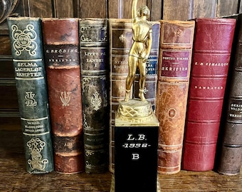 Trofeo vintage de baloncesto femenino de 1956 con base de pedestal bañada en latón
