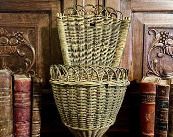 Cesta francesa antigua tejida en dorado de una tienda parisina. Recogida de pared. Etiqueta original de París.