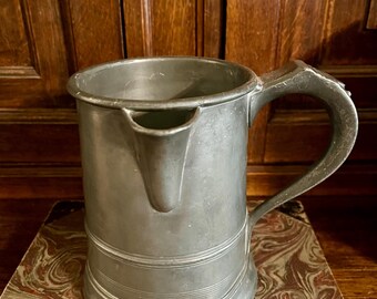 Antico boccale inglese in peltro con beccuccio laterale, misura di un quarto, marchiato Sussex Crown, 1800