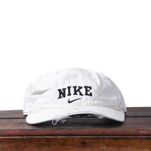 Puede incluir: Un letrero de madera r&uacute;stica con el texto "Welcome to our home" en letras blancas. El letrero presenta un acabado envejecido y un dise&ntilde;o simple y acogedor, ideal para la decoraci&oacute;n de la puerta principal.