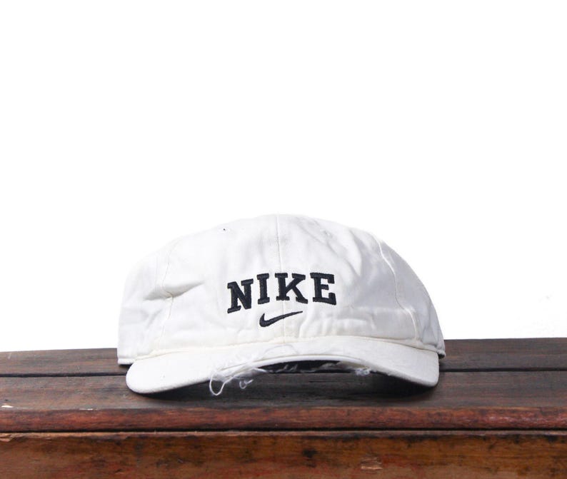 Puede incluir: Un letrero de madera r&uacute;stica con el texto "Welcome to our home" en letras blancas. El letrero presenta un acabado envejecido y un dise&ntilde;o simple y acogedor, ideal para la decoraci&oacute;n de la puerta principal.