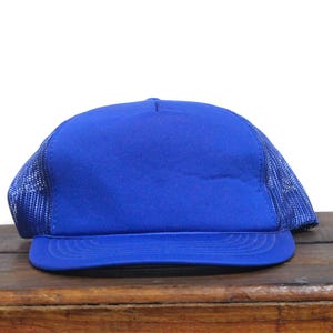 Gorra de béisbol estilo camionero con parte trasera de malla azul real en blanco de los años 80 con cierre tipo snapback