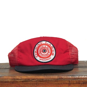 Puede incluir: Gorra de camionero roja y negra de malla con un parche bordado blanco que dice "Great Lakes Dredge & Dock Co. River & Harbor Improvements"