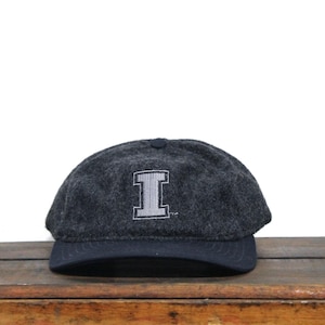 Gorra de béisbol vintage de lana de los años 90 con cierre a presión y logotipo inicial de la letra I mayúscula, fabricada en EE. UU.