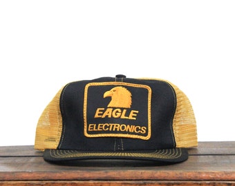 Berretto da baseball con cinturino sul retro del cappello da camionista con logo patch nero e giallo vintage Eagle Electronics prodotto negli Stati Uniti