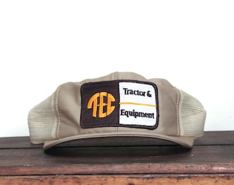 Gorra de béisbol estilo camionero con cierre trasero, fabricada en EE. UU., de la marca TEC Tractor Equipment Co., distribuidor de Komatsu Diesel Excavators Construction Heavy Machinery.