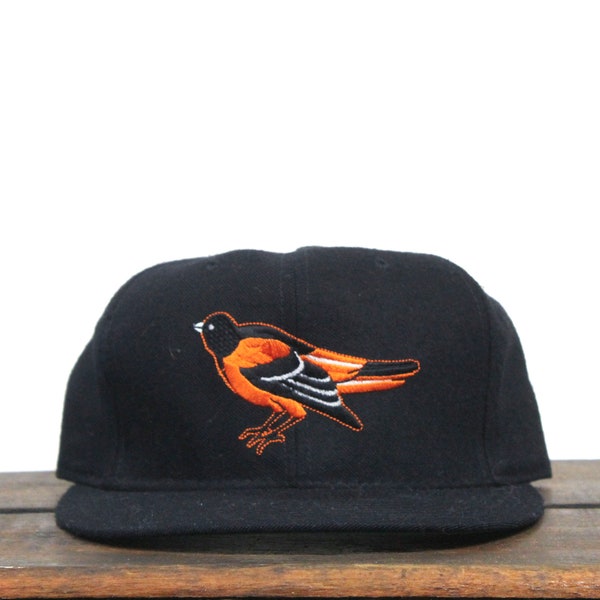 Vintage 90s Pequeño Baltimore Orioles Old Bird Logo Diamond Collection New Era MLB Equipado Sombrero Gorra de Béisbol 6 3/4 Hecho en EE.UU.