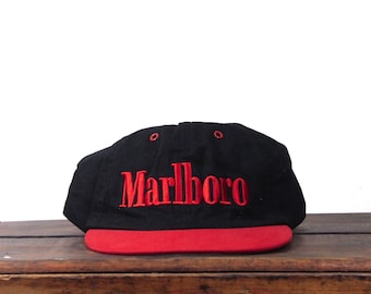 Gorra de béisbol estilo vintage de los 90 con logo de cigarrillos Marlboro y cierre ajustable.