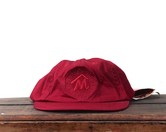 Gorra de béisbol vintage de los años 90 con correa trasera desestructurada, estilo Mac Demarco, con cigarrillos rojos de la tienda de campo Marlboro y tabaco.