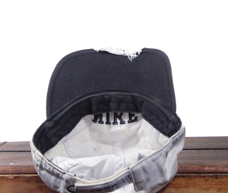 Puede incluir: Una taza de cer&aacute;mica blanca con un asa negra y el texto "But First, Coffee" en negro, con una fuente de estilo manuscrito. La taza est&aacute; sobre una superficie blanca.