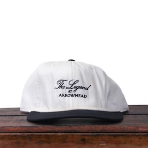 Puede incluir: Una taza de cerámica blanca con un asa negra y el texto "But First, Coffee" en negro, en negrita. La taza está sobre una superficie blanca.