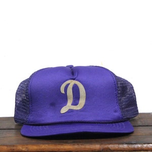 Gorra de béisbol Snapback con gorra de camionero morada inicial con letra D vintage