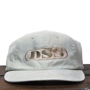Gorra de béisbol vintage de los años 90 con logo de iniciales y letras DSS minimalistas, estilo strapback sin estructura
