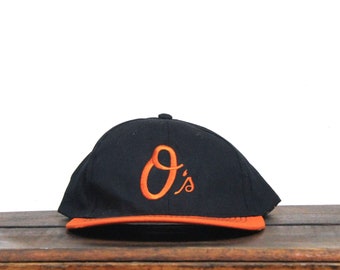 Vintage Y2K Baltimore Orioles O's Maryland Baseball MLB Camden Yards Stadium Giveaway Dap Promo Strapback Trucker Cappello Berretto da baseball