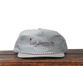 Gorra de béisbol estilo camionero vintage con cierre a presión. The Dearborn Inn, un hotel Marriott de Michigan, MI. Vacaciones en Detroit. Hecho en EE. UU.