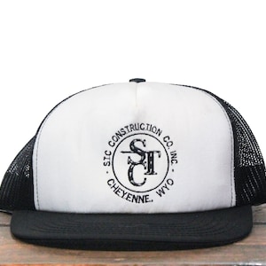 Chapéu de caminhoneiro vintage boné de beisebol snapback STC Construction Co Inc Contractor Cheyenne WY Wyoming feito nos EUA