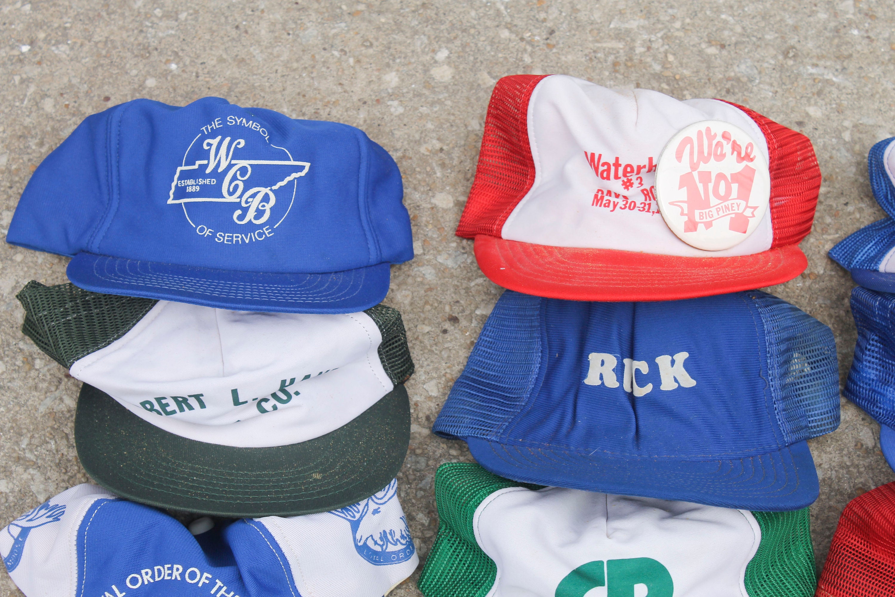 Lot Vintage De 101 Chapeaux Camionneur - Casquettes Snapbacks - Multi-Couleurs - État Très Bon