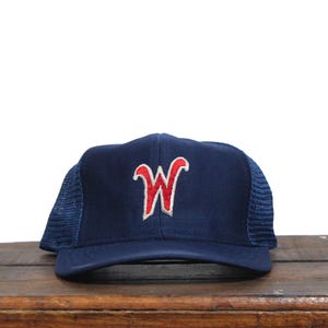 Gorra de béisbol con cierre trasero estilo camionero con la letra W inicial de los años 80 de la liga de deportes de béisbol y softbol