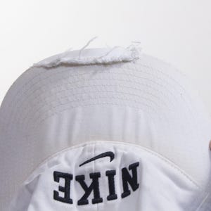 Gorra de béisbol estilo vintage desgastada Y2K con logo Swoosh de Nike Athletic Apparel, sin estructura y cierre ajustable. imagen 6