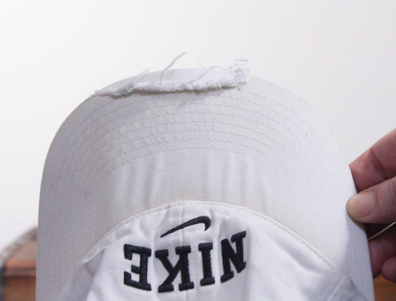 Gorra de béisbol estilo vintage desgastada Y2K con logo Swoosh de Nike Athletic Apparel, sin estructura y cierre ajustable. imagen 6
