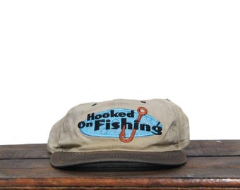 Vintage 90-tals urtvättad Snapback-keps Hooked On Fishing Angler Outdoorsman Fish