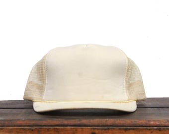 Gorra de béisbol estilo camionero vintage desgastada de los años 80 con malla en color beige y tostado