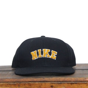 Vintage 90s Deadstock Black Wool Nike Athletic Apparel Chenille Patch Letters Varsity Jacket Style Golf Minimal Strapback Hat Gorra de béisbol