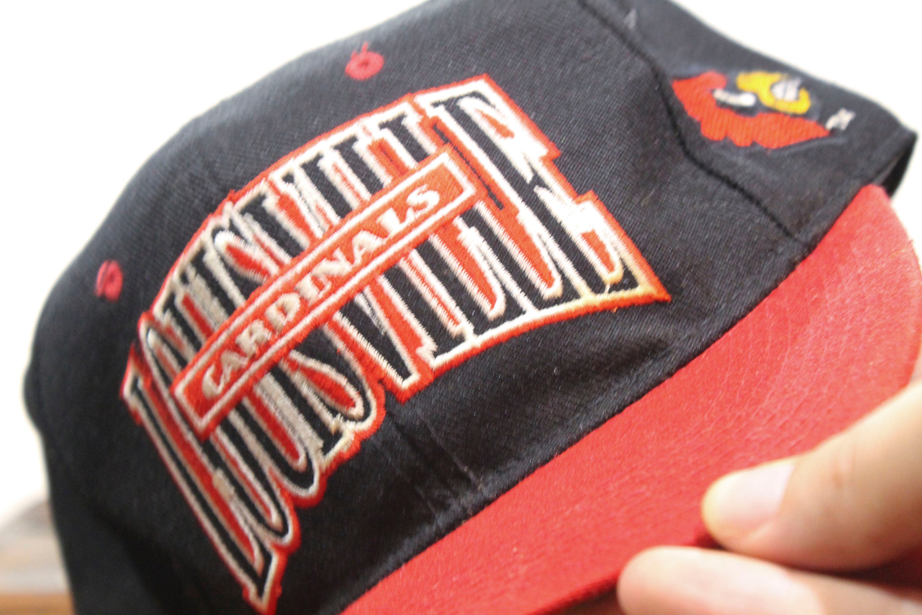 Vintage 90s University of Louisville Cardinals Cards School College Kentucky NCAA Wool Fitted Hat Baseball Cap 7 1/2