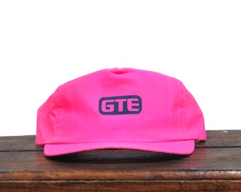 Casquette de baseball vintage rose vif GTE General Phone défunte entreprise de services publics de téléphonie Trucker Hat fabriquée aux États-Unis