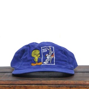 Cappellino snapback vintage anni '90 con francobollo USPS, Tweety Bird, Bugs Bunny, lettera dei Looney Toons, cartone animato, prodotto negli Stati Uniti.