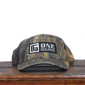 Gorra de béisbol con correa trasera de camuflaje de camuflaje de bosque de roble musgoso vintage GL One Source Oilfield Services