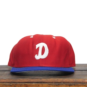 Gorra de béisbol estilo camionero vintage con inicial D, visera roja y azul, New Era, fabricada en EE. UU.