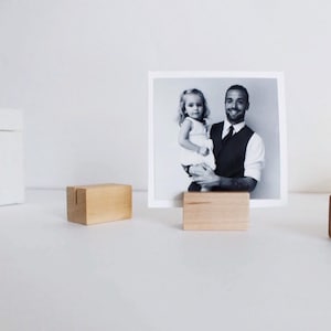 Wood Photo Stands Place Card Holder Wood Print Photo Stands Product Display Stand Desk Accessory Instax Photo Display immagine 1