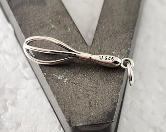 Petite breloque fouet en argent sterling, breloque boulanger, breloque de chef, breloque culinaire, petit fouet en argent, breloque nourriture, breloque fouet miniature, cadeau de chef