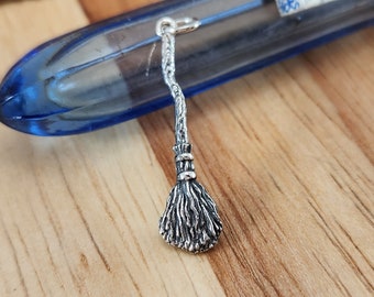 Dije de escoba de bruja de plata esterlina, Dije de bruja de plata, Abrepuertas, Dije de Halloween, Dije de bruja, Dije espeluznante, Bruja, Dije de escoba de plata