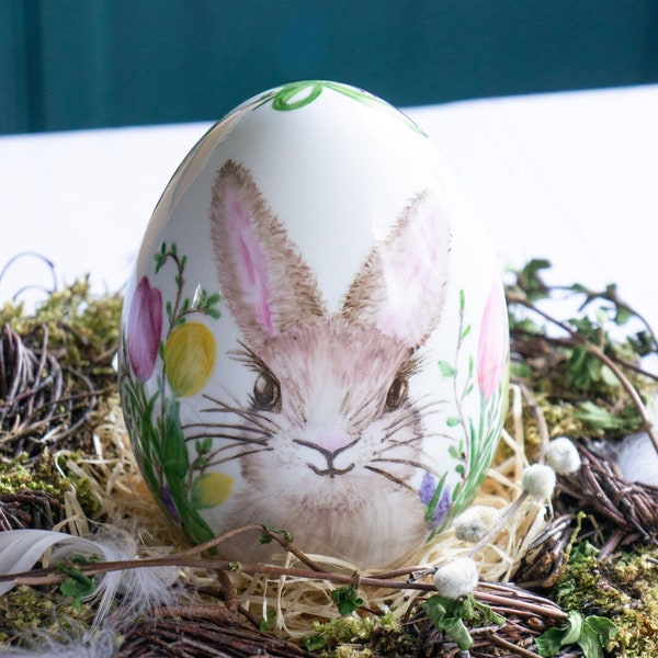 Gros œuf en porcelaine décoration de Pâques lapin et fleurs printanières, création artisanale